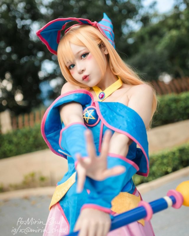 魔法与时尚的完美融合：coser Mirin_Shu化身《游戏王》黑魔导女孩