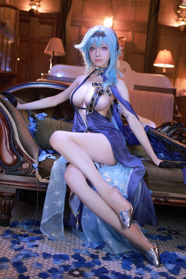 水淼aqua的《原神》优菈COSPLAY，性感与英勇完美结合