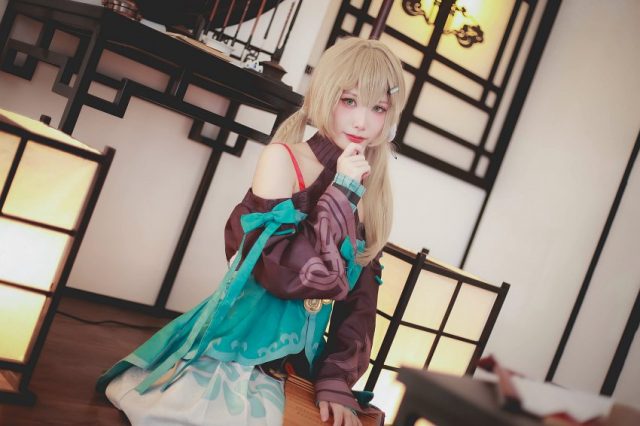 coser Bass化身《崩坏：星穹铁道》青雀，探秘灵魂深处的可爱魅力