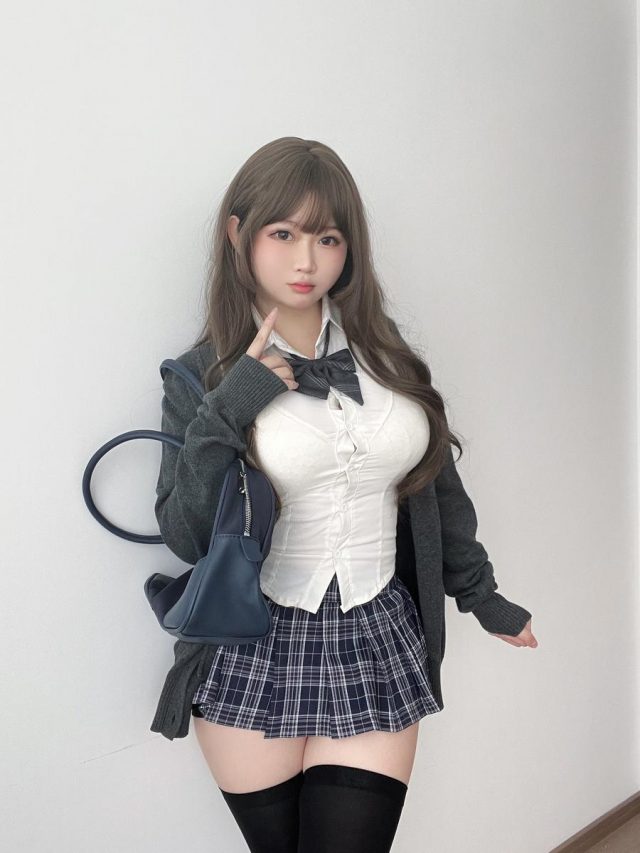 娇俏甜美的coser依酱：大胆展示其性感迷人的欧派COSPLAY