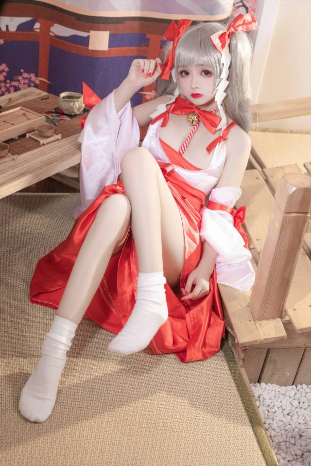 绽放的樱花：椎名莜的《碧蓝航线》可畏巫女COSPLAY