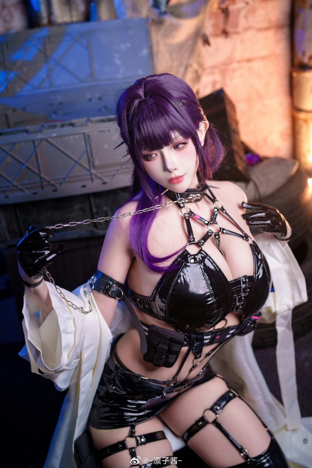 梦幻现实：凛子酱演绎《胜利女神：妮姬》米哈拉的绝美COSPLAY