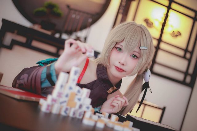 coser Bass化身《崩坏：星穹铁道》青雀，探秘灵魂深处的可爱魅力