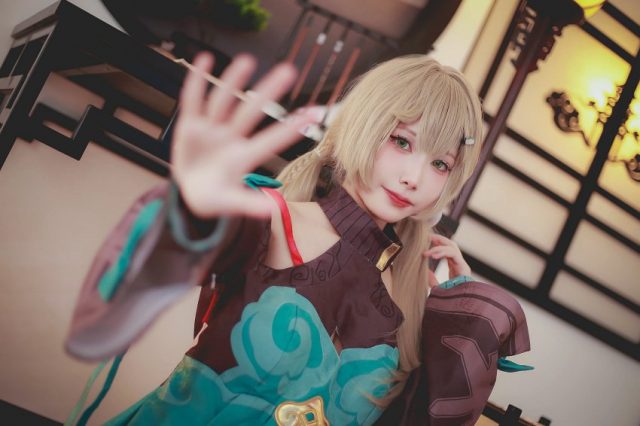 coser Bass化身《崩坏：星穹铁道》青雀，探秘灵魂深处的可爱魅力