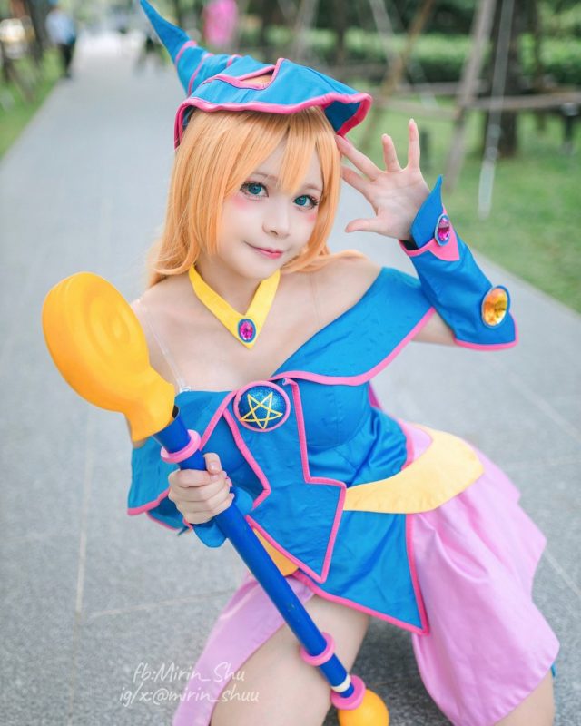 魔法与时尚的完美融合：coser Mirin_Shu化身《游戏王》黑魔导女孩