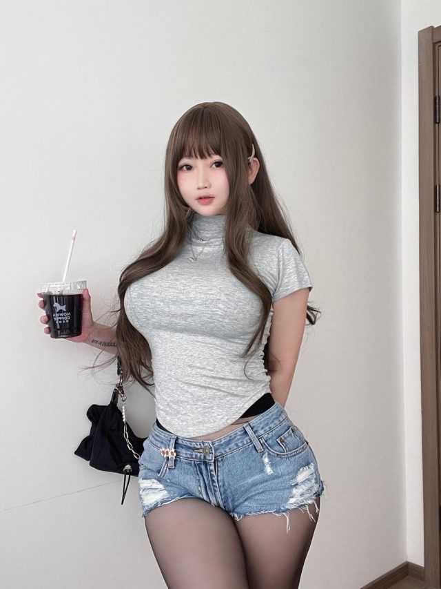 娇俏甜美的coser依酱：大胆展示其性感迷人的欧派COSPLAY