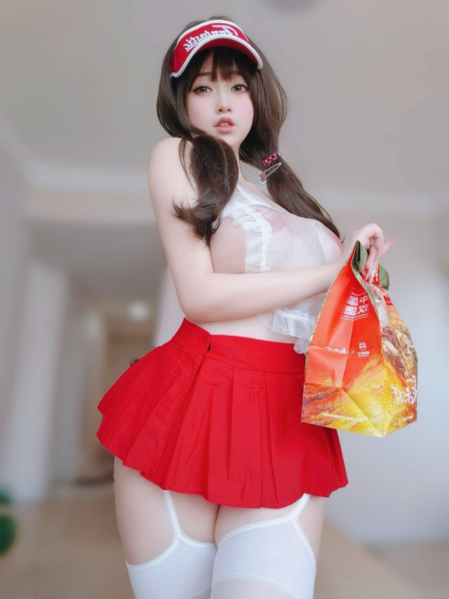 coser“女主K”化身汉堡快递员，造型惹火撩人心弦