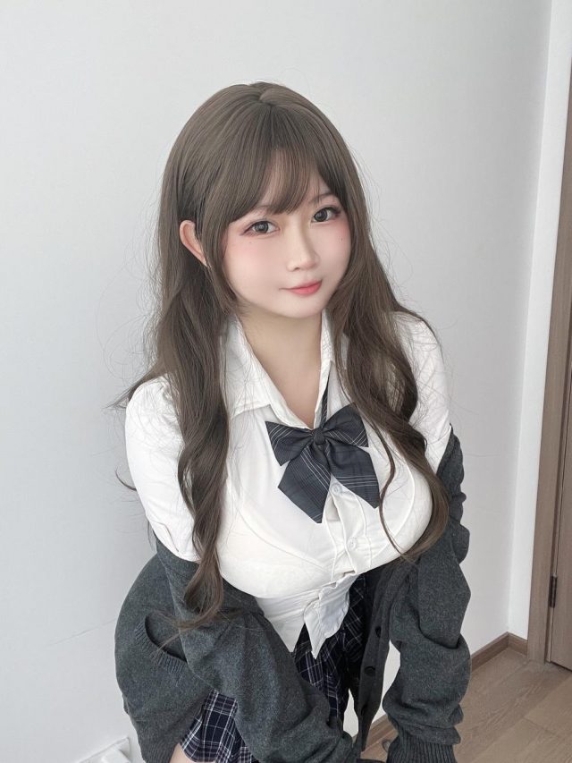 娇俏甜美的coser依酱：大胆展示其性感迷人的欧派COSPLAY